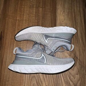 Women’s Nike React size 8